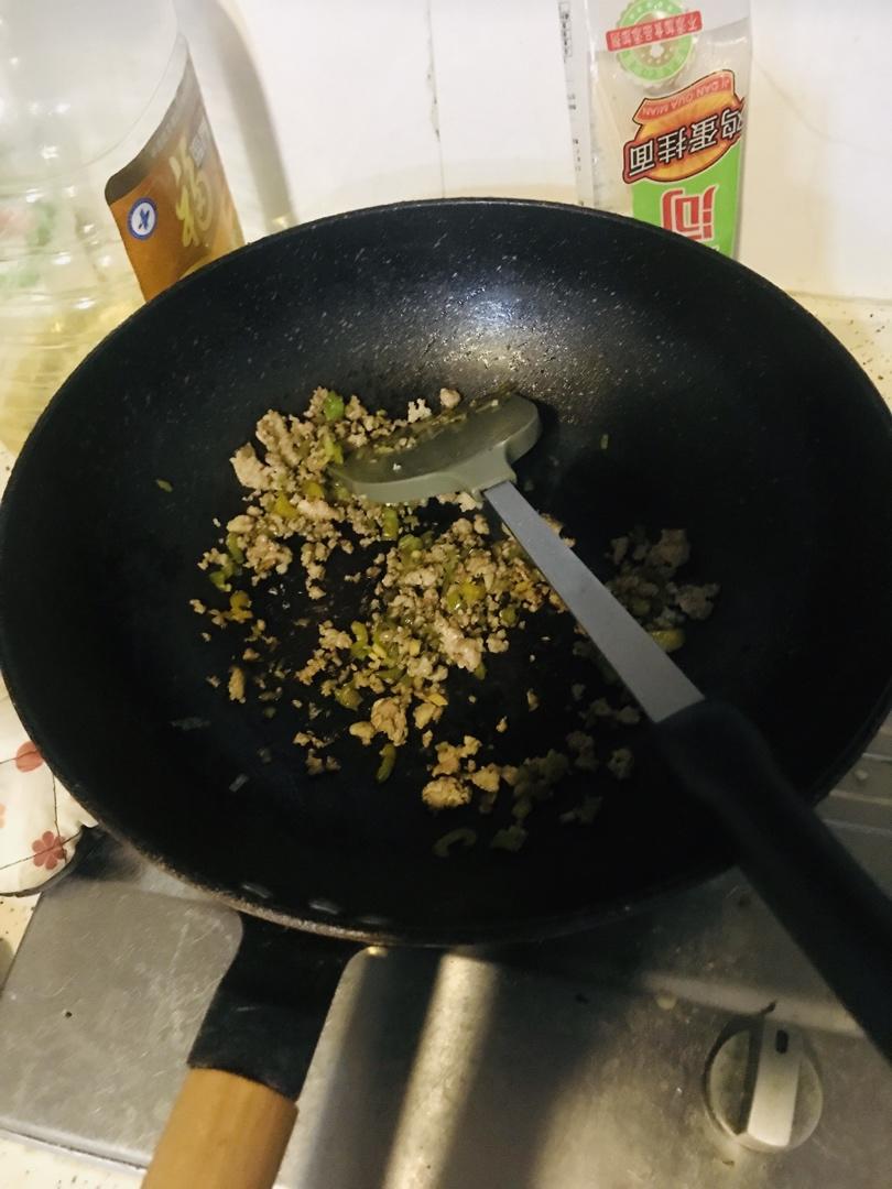 这碗面吃了会上瘾 / 手工肉臊子拌面