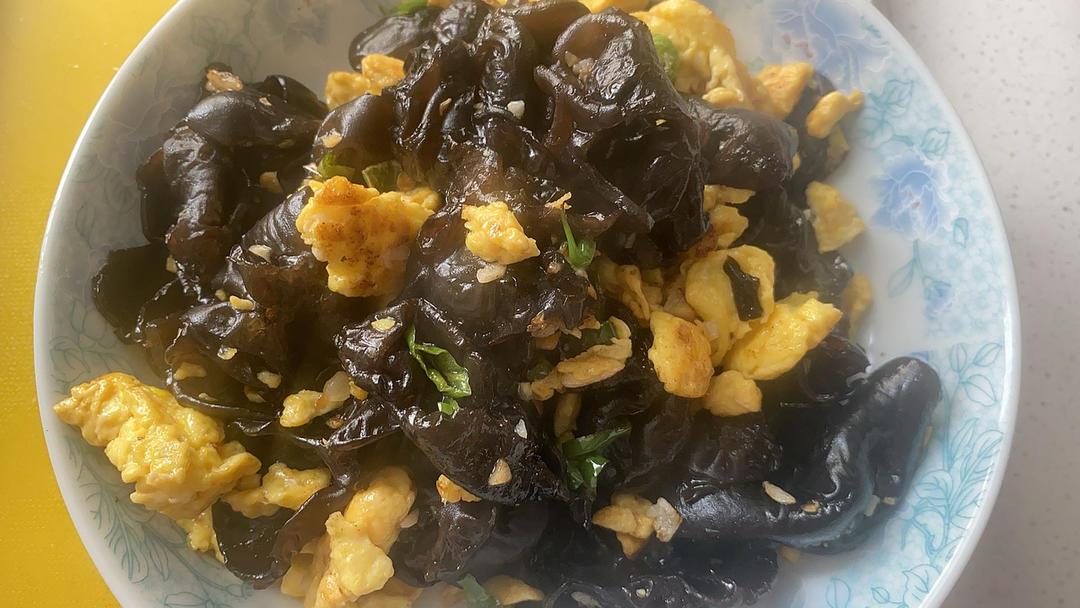 黑木耳青椒炒鸡蛋（营养又下饭）