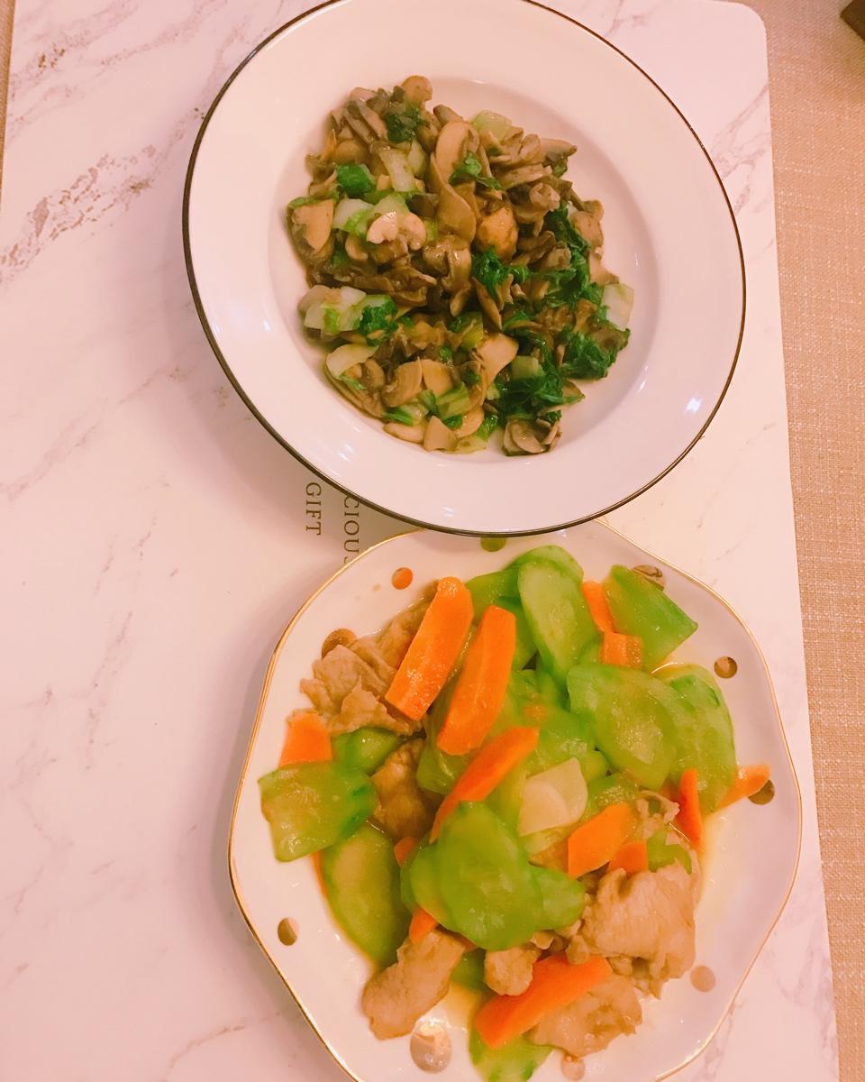 手捏菜炒蘑菇