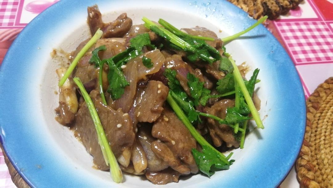 孜然牛肉（👈孜然肉片向左，吉野家向右👉）