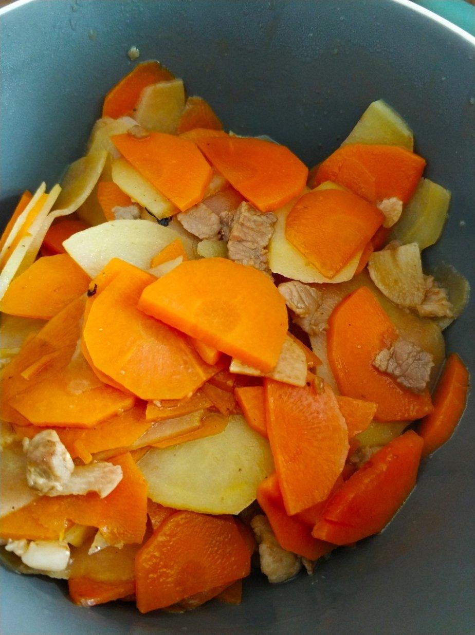 下饭神器肉末胡萝卜土豆片