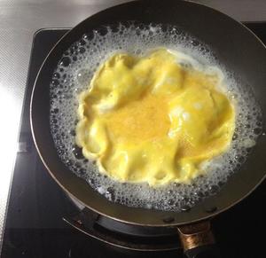 清淡的无油水炒蛋的做法 步骤2