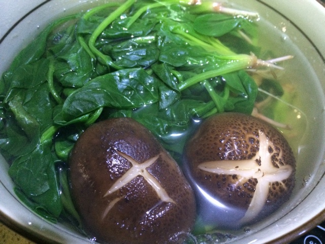 头姐姐无欲无求做的香菇菠菜汤