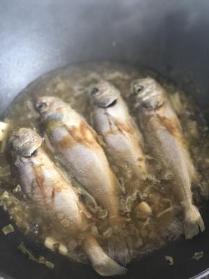 酸菜小黄鱼汤的做法 步骤4