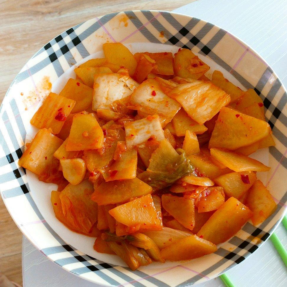 辣白菜炒土豆片