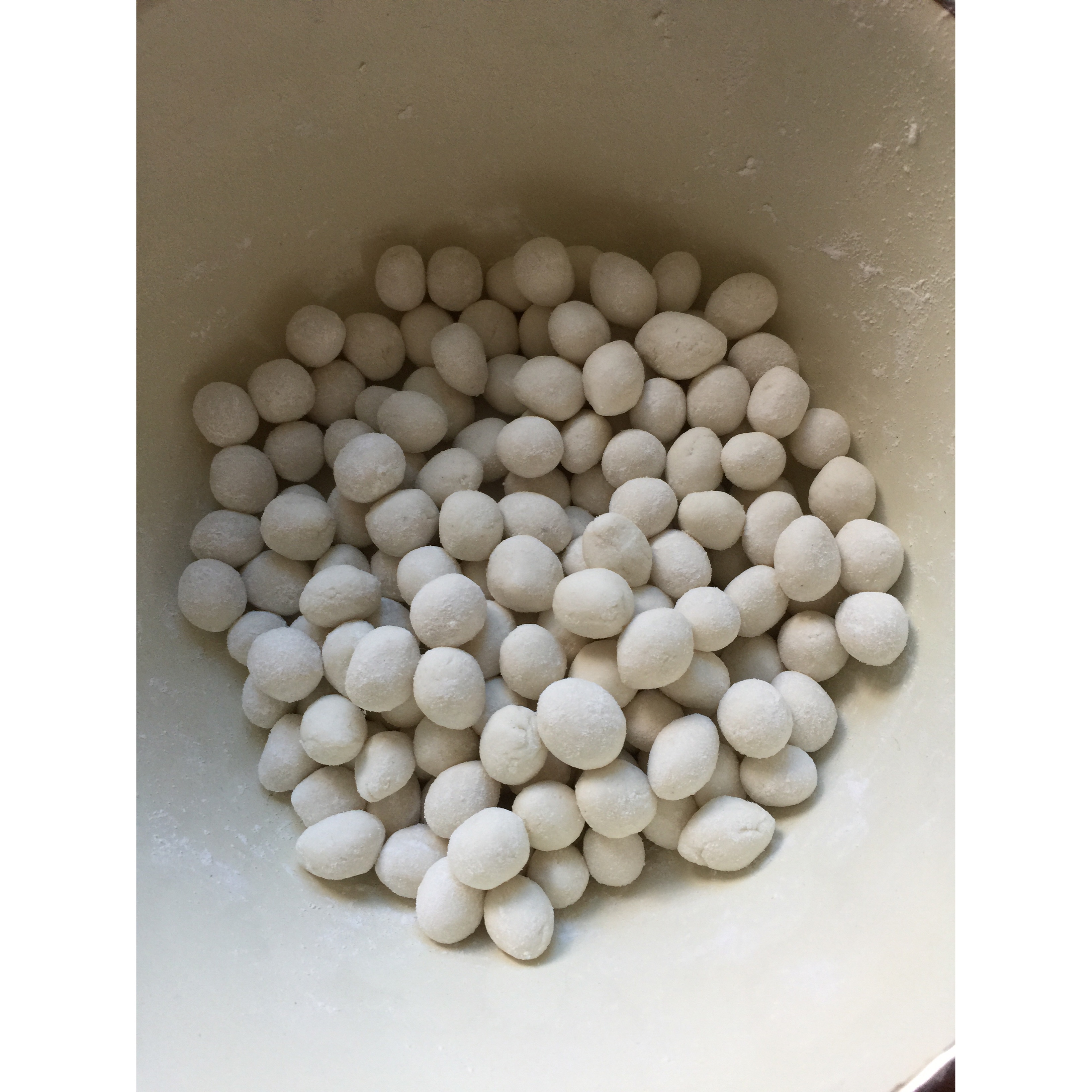 如何快速搓小汤圆且汤圆堆放在一起相互之间不粘连？