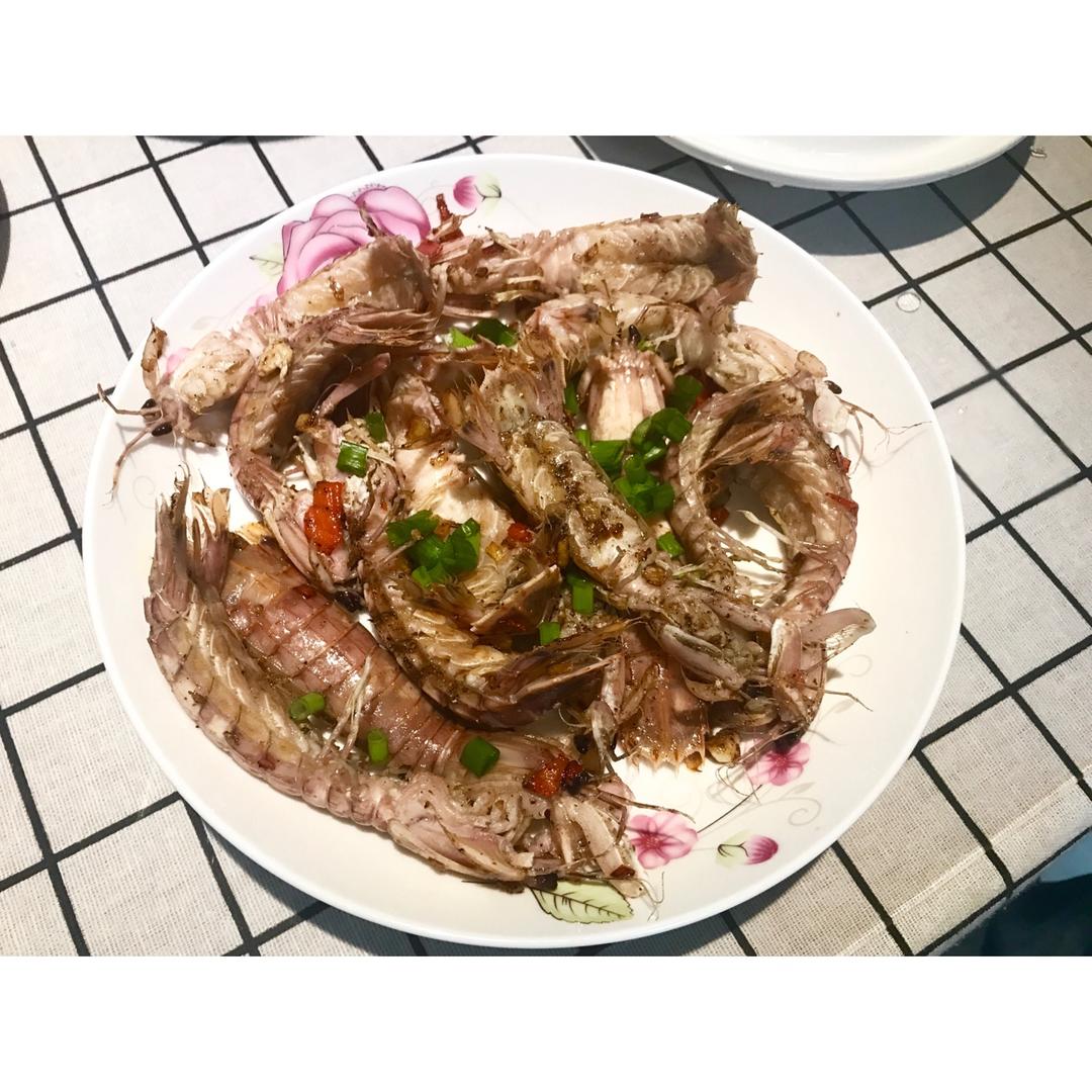 无油炸版的椒盐皮皮虾和巧拨虾壳的方法