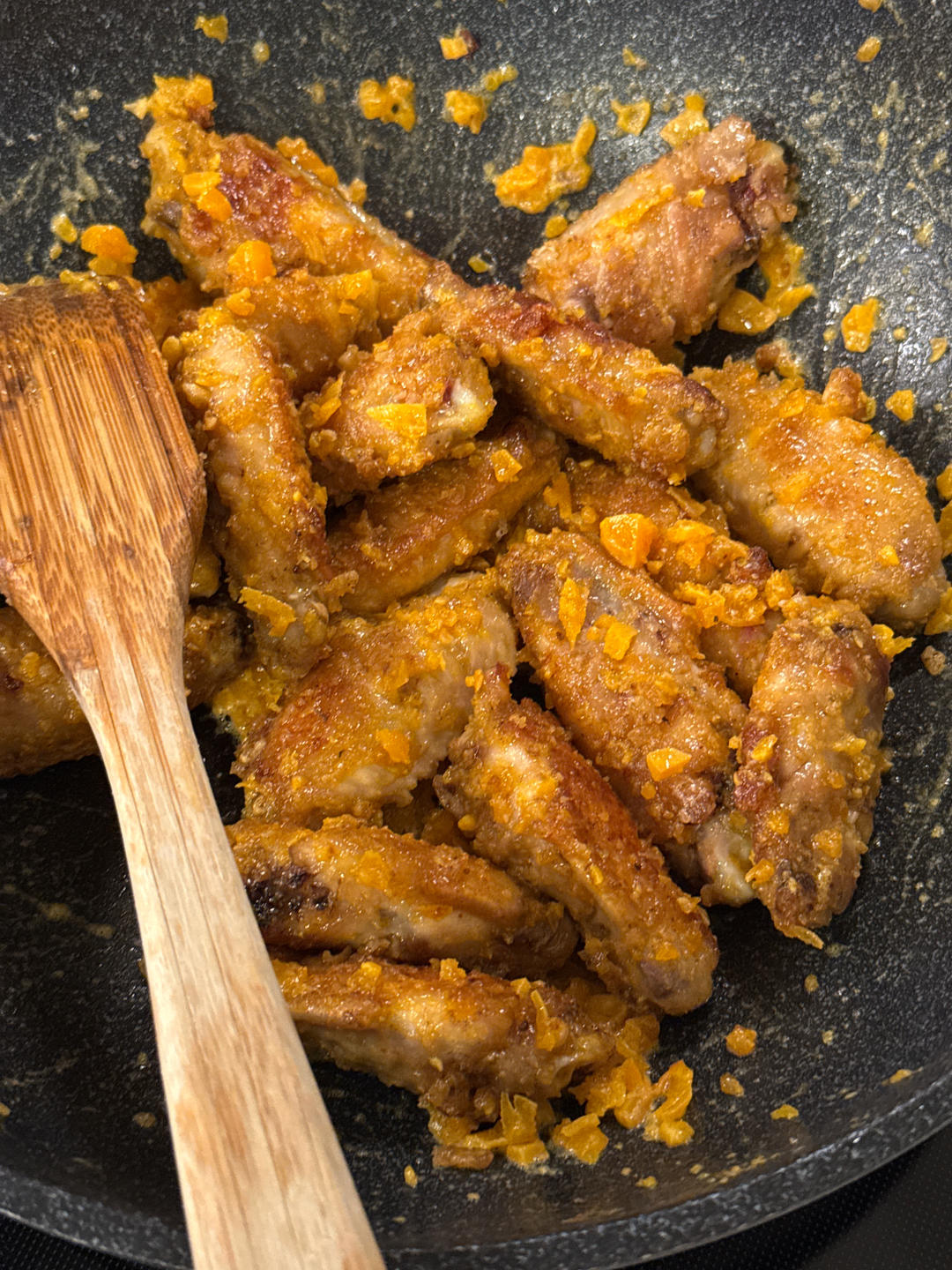 【鸡翅新吃法】咸蛋黄焗鸡翅