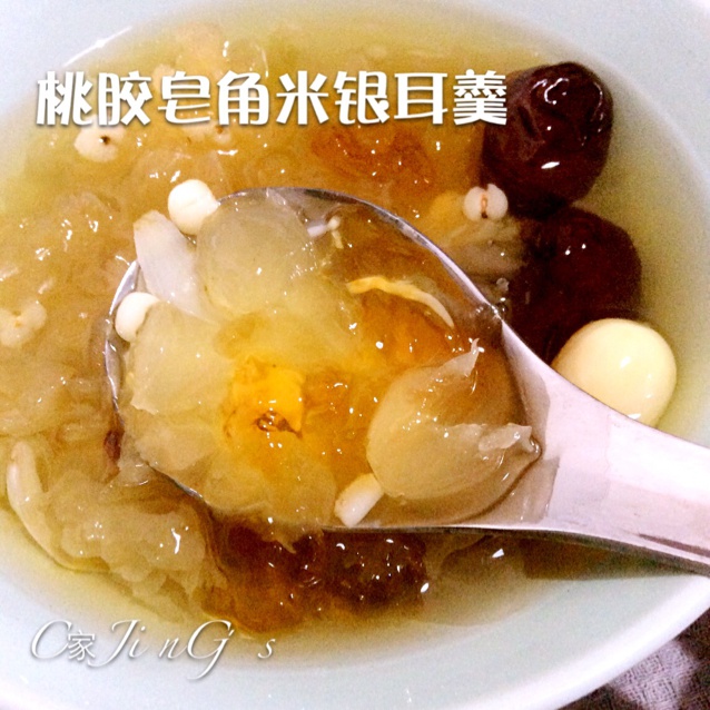 美容润肤 益气补血《桃胶皂角米百合银耳红枣羹》