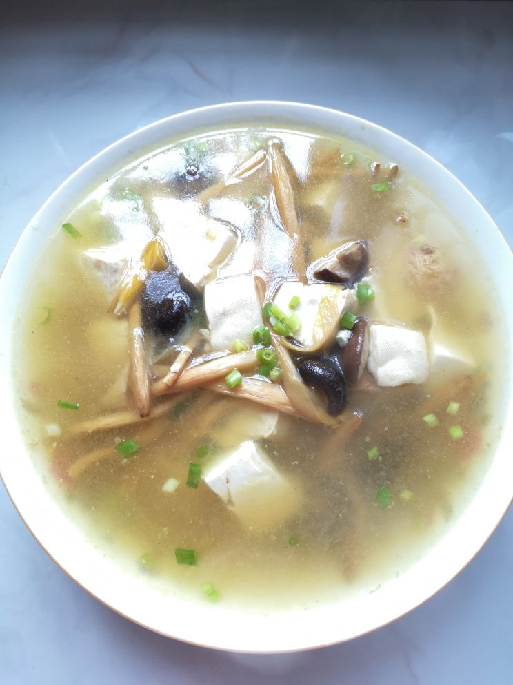 黄花菜香菇豆腐汤