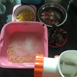 水晶玉米虾米粉丝饺子的做法 步骤1