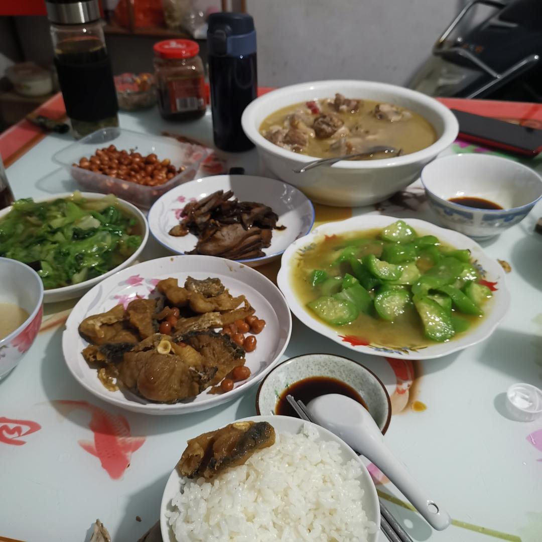 一家4口的晚餐