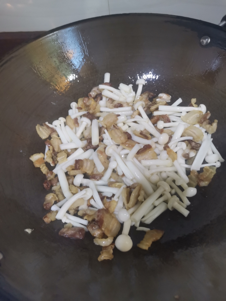 海鲜菇炒肉～下饭神器的做法 步骤4