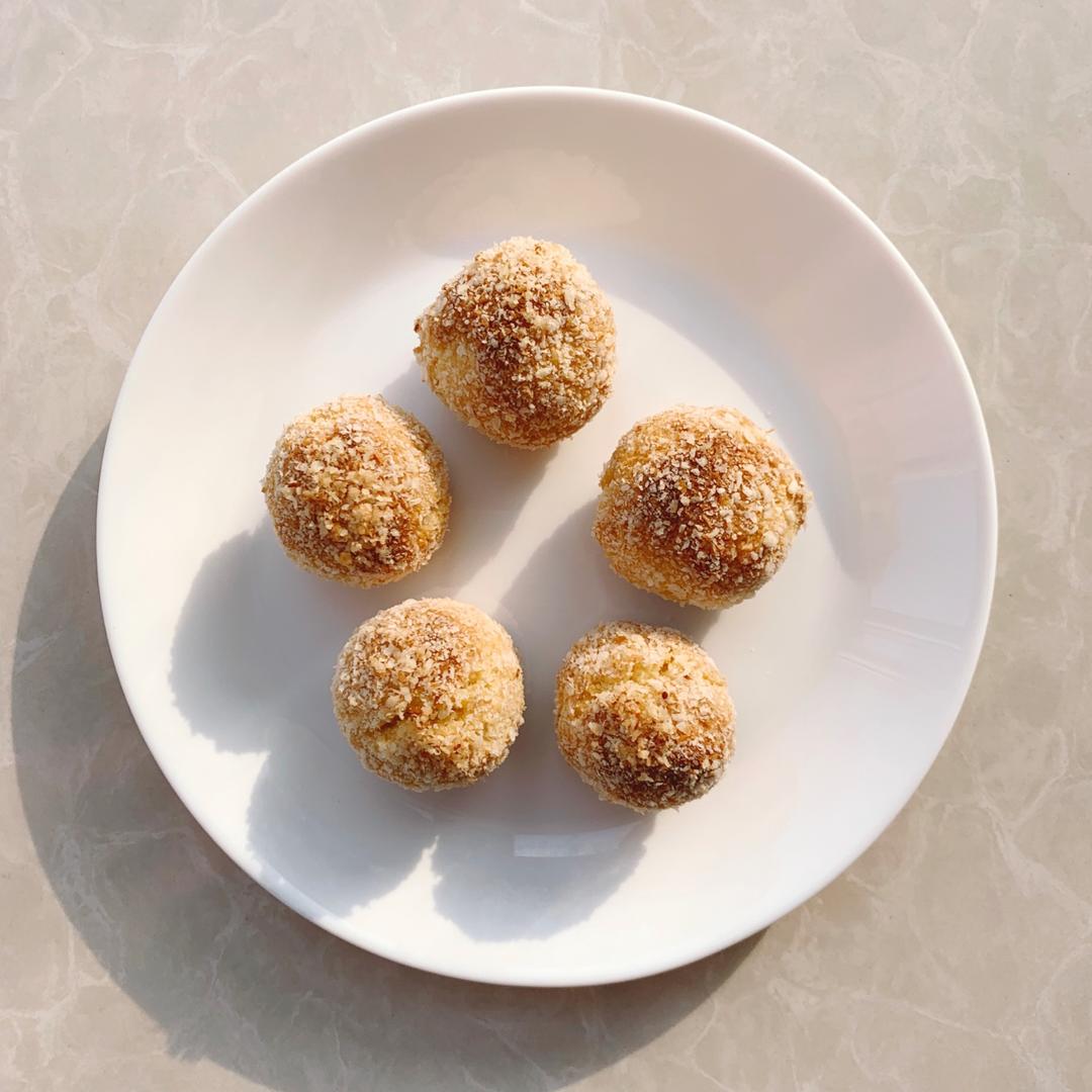 全蛋黄金椰蓉球