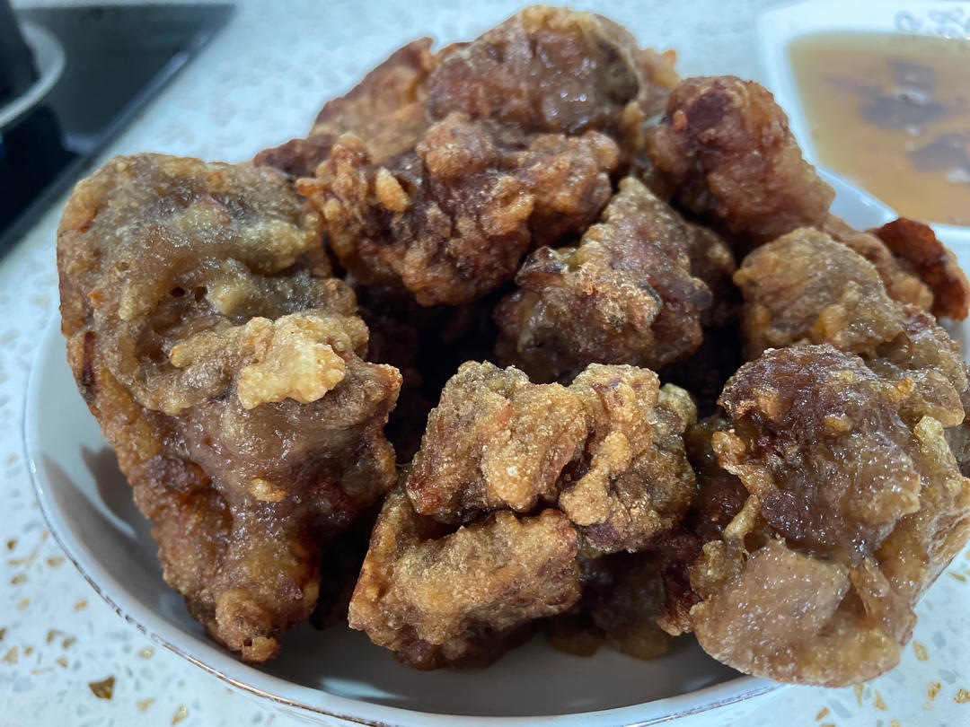 我家排骨从不红烧，加一些大蒜，出锅香喷喷，孩子吃完舔手指