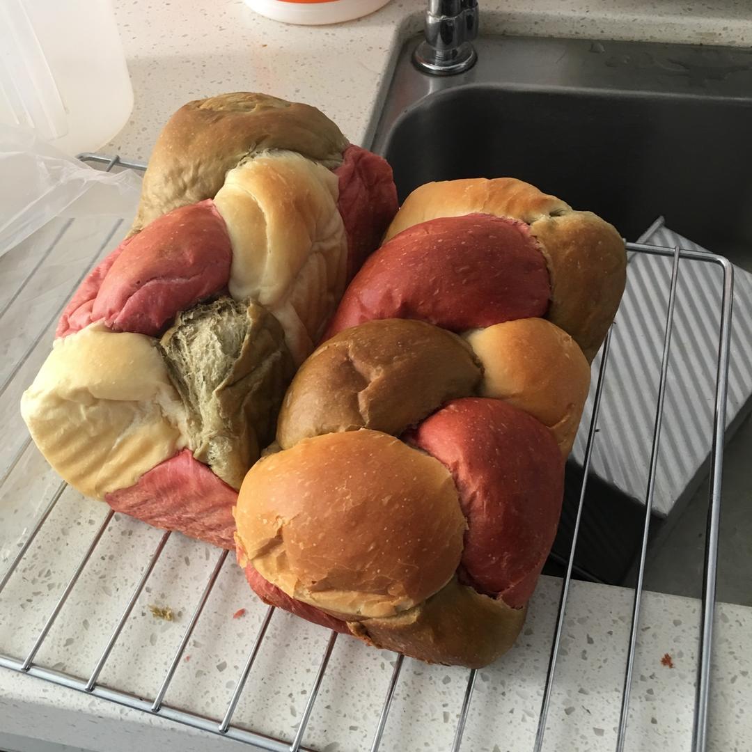 记录两个狂野的辫子三色吐司