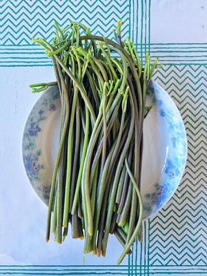 春天不能少的一道美食—糟肉丝春笋炒蕨菜的做法 步骤3