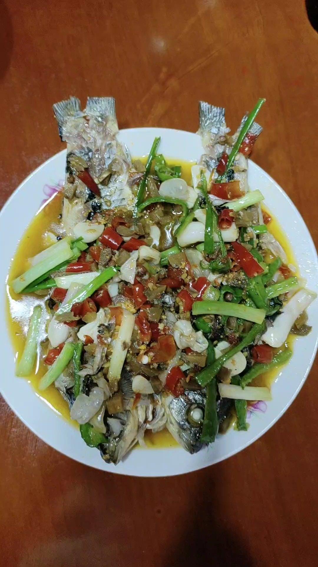 细嫩鲜香家常红烧小鲫鱼