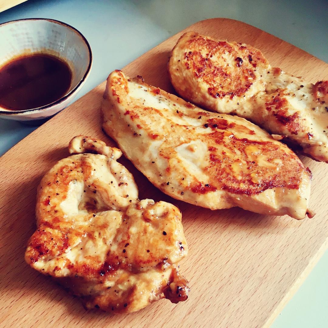 冰绪koorio做的健身厨男版:香煎滑嫩鸡胸肉,全网最流行的鸡胸吃法!