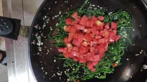 番茄炒水蕨菜的做法 步骤7