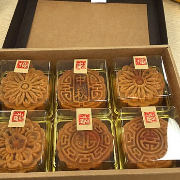 广式月饼－－蛋黄豆沙月饼