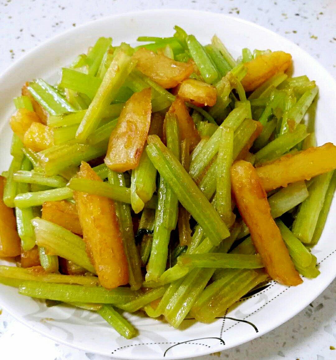小楼妈妈做的土豆炒芹菜