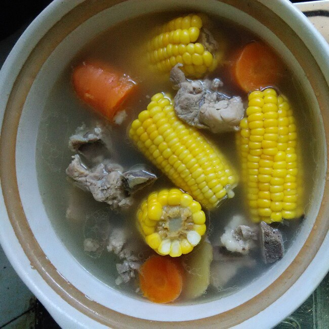 胡萝卜玉米排骨汤