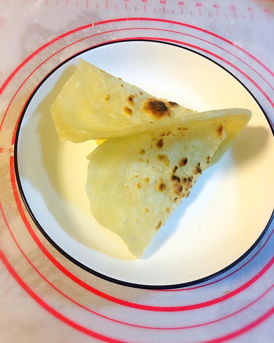 烙春饼(用视频告诉你，这饼有多软)