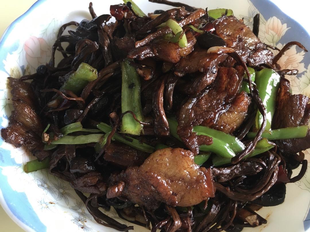 五花肉干锅茶树菇