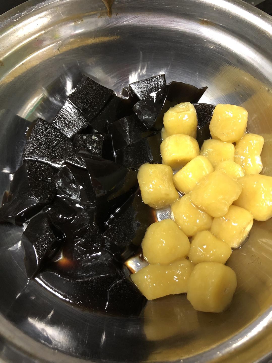 简单版鲜芋仙，黑凉粉+芋圆+奶茶的做法