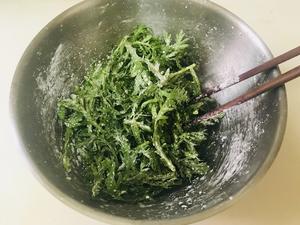 粉蒸茼蒿/芹菜叶的做法 步骤4