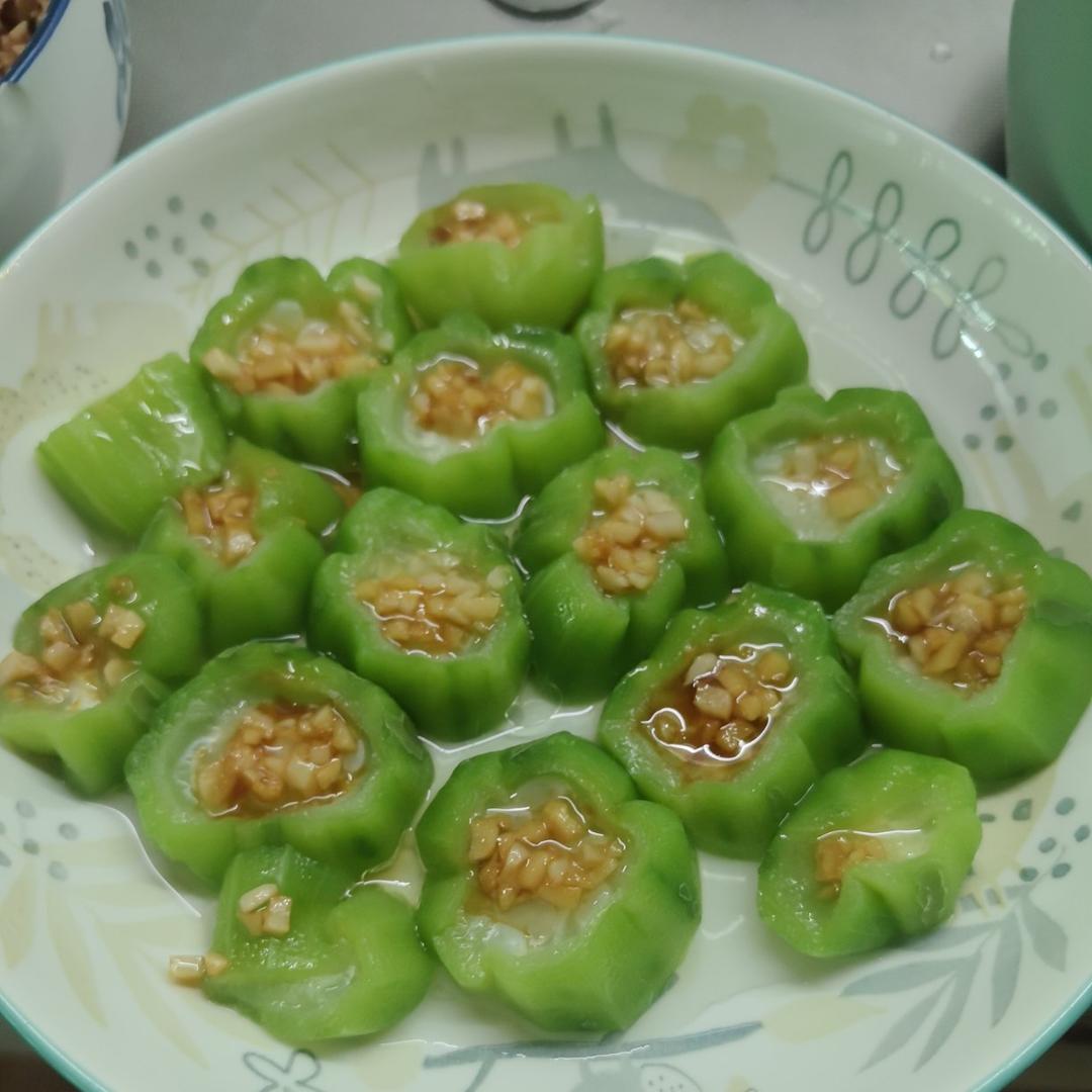 只需要五分钟就可以的美味蒜蓉蒸丝瓜