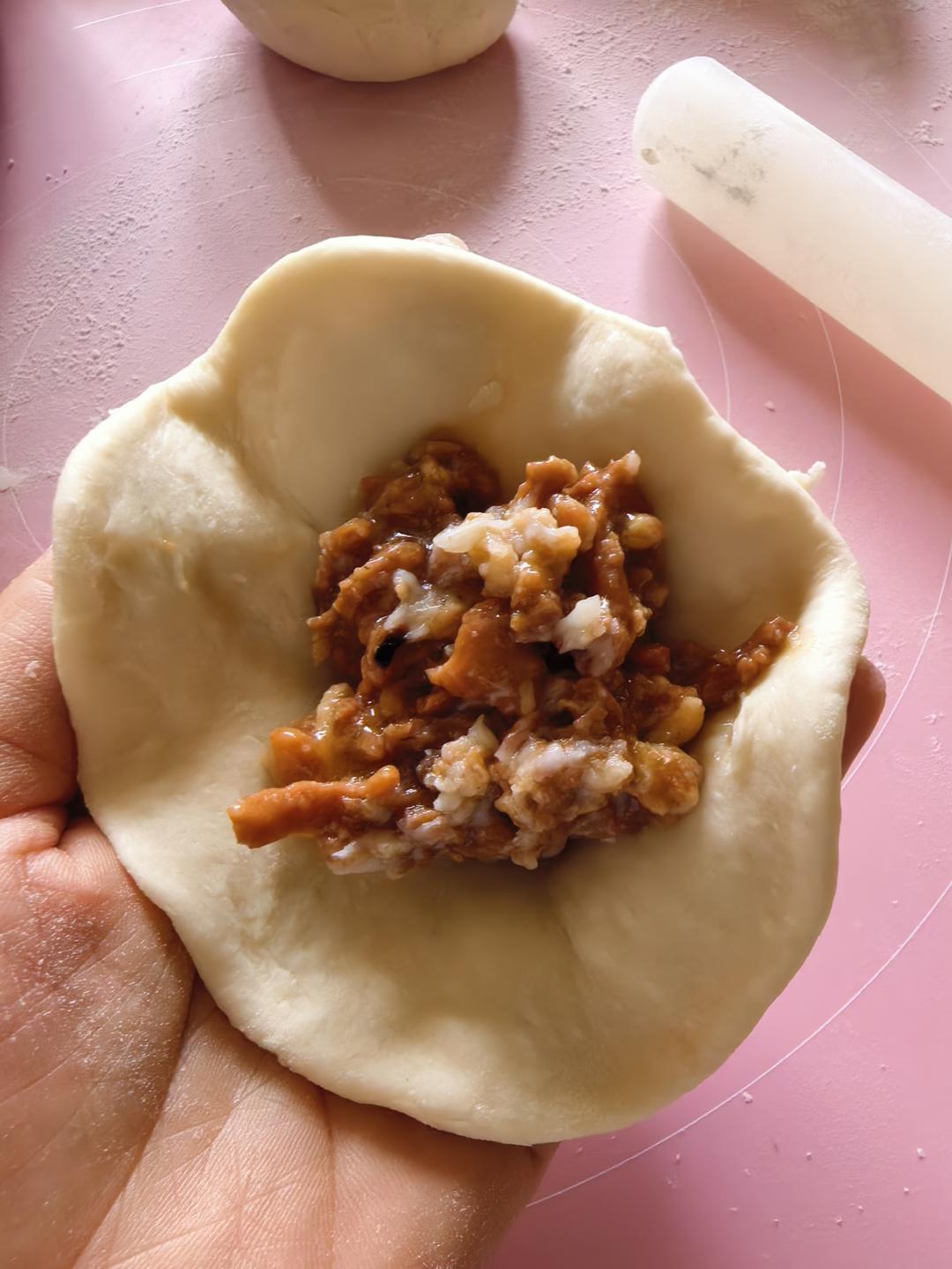 云朵般松软爆浆蜜汁叉烧包