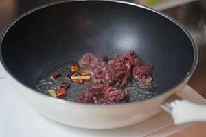 芹菜百合香干炒牦牛肉丝的做法 步骤1