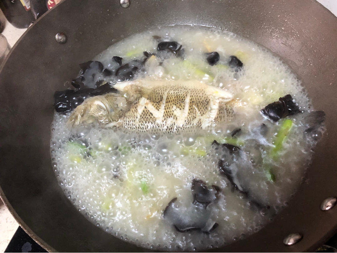 健脾养胃有助消化促进伤口愈合的超营养鲜美鱼汤（鲈鱼版）