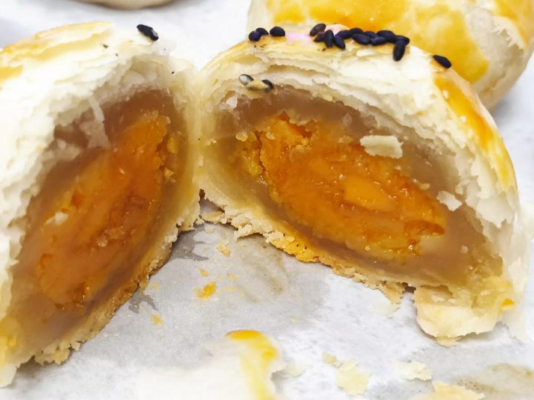 酥得满地找渣的蛋黄莲蓉酥