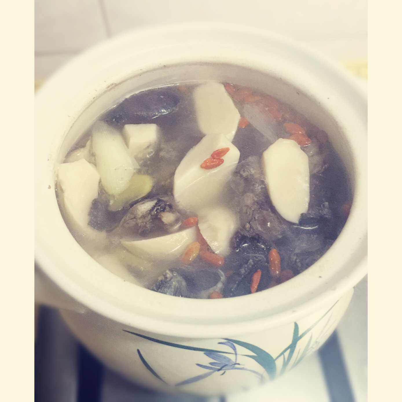 枸杞红枣乌鸡汤