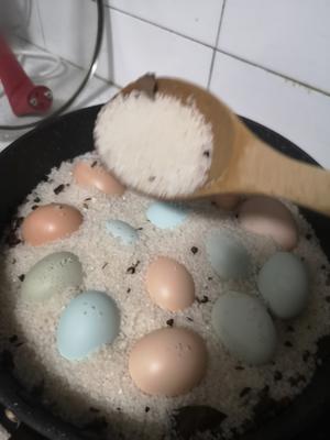 盐焗五香鸡蛋的做法 步骤4