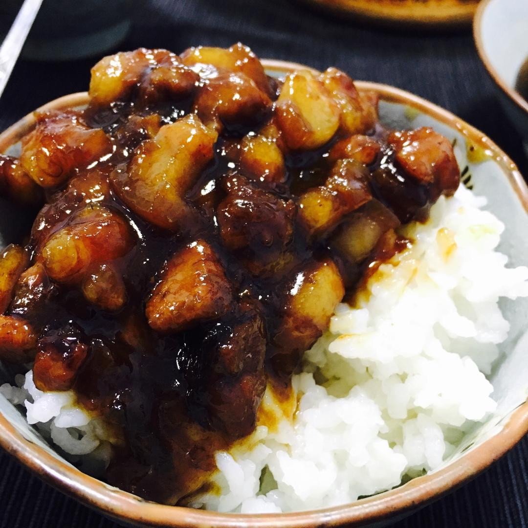 阿圈哦做的洋葱酥卤肉饭