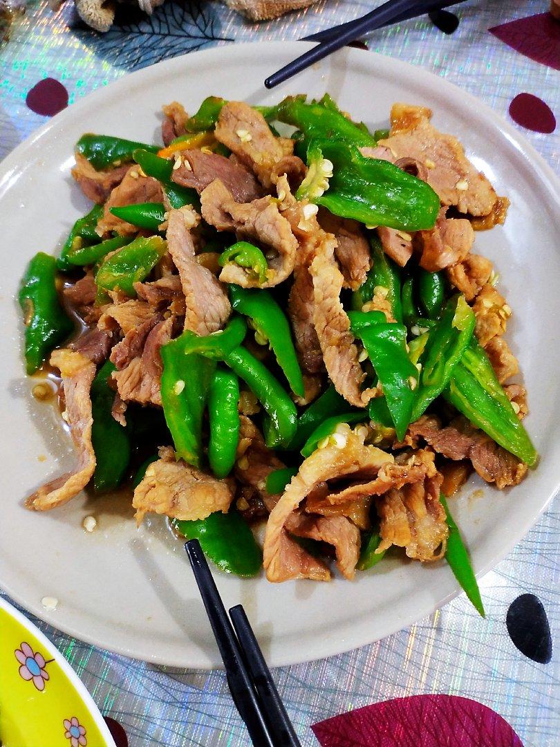 〈辣椒炒肉〉，家家都喜欢，下饭的很。欣小厨 😉