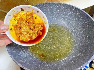 超级下饭💯油腐乳鸡翅炒年糕的做法 步骤5