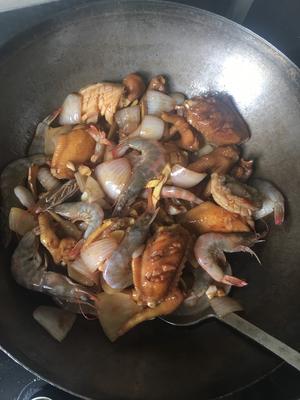 鲍鱼大虾闷鸡翅——超好吃的灵魂拌饭汤的做法 步骤6