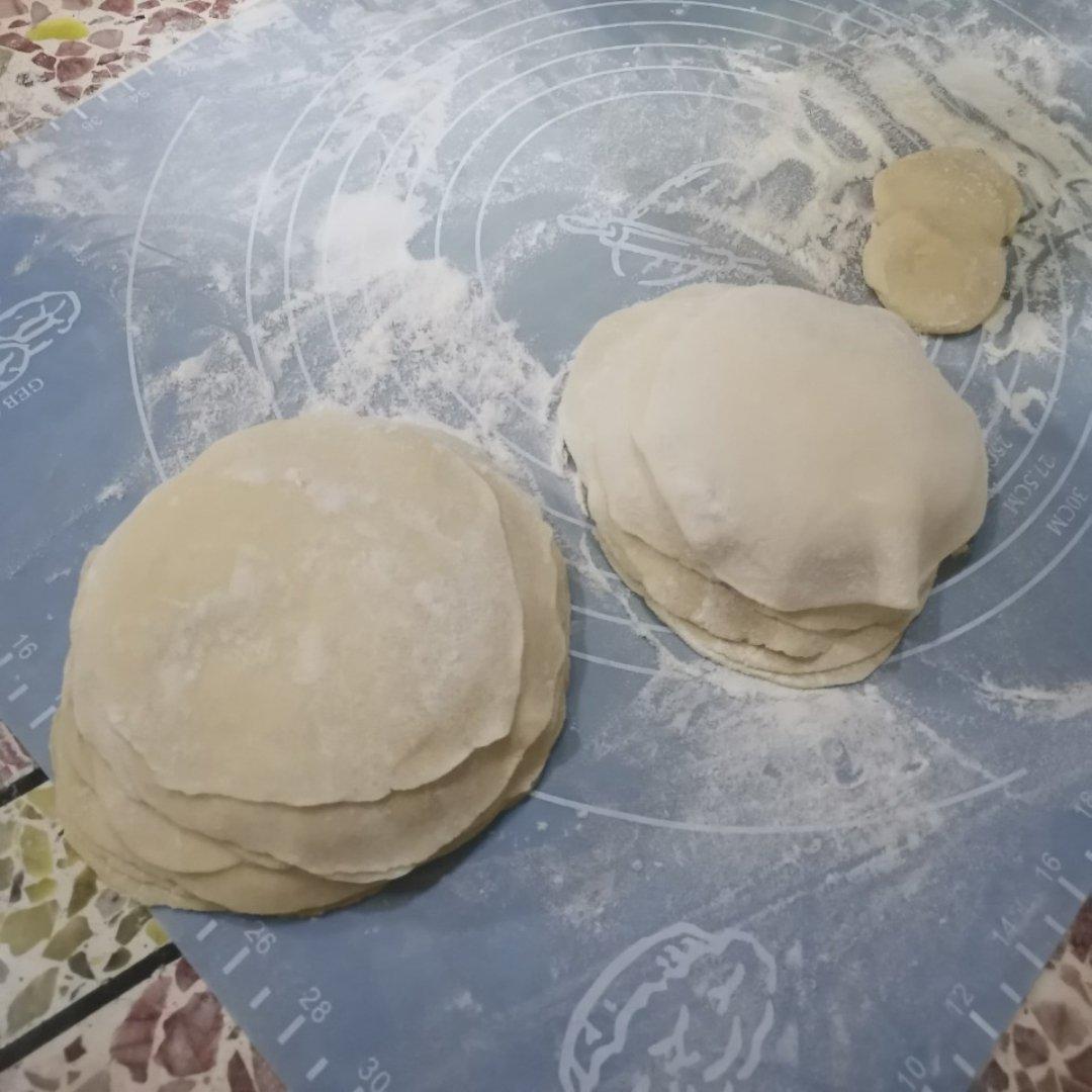 擀饺子皮的视频