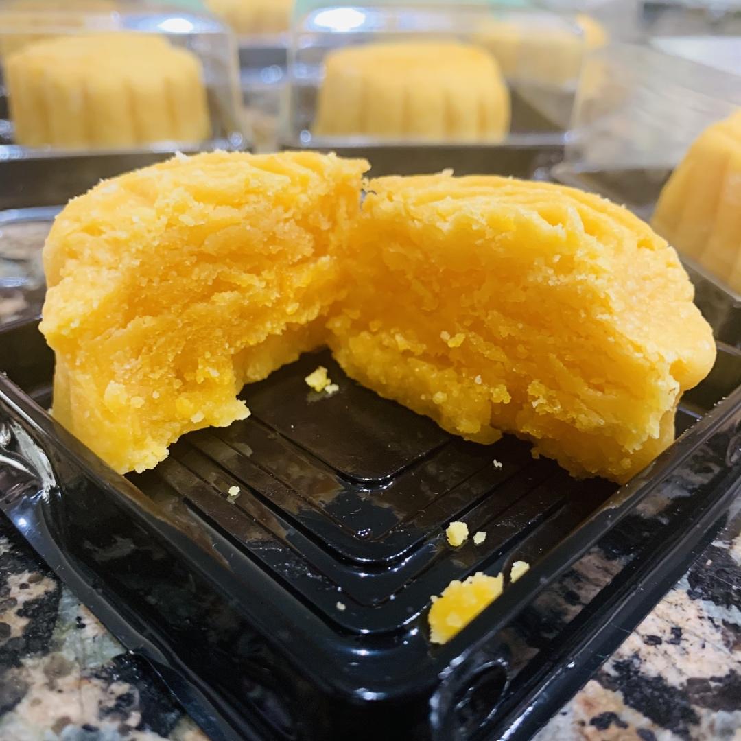 💃奶黄流心月饼——这是可以让你坐稳朋友圈厨霸位置的月饼🥮，没人点赞算我输👎