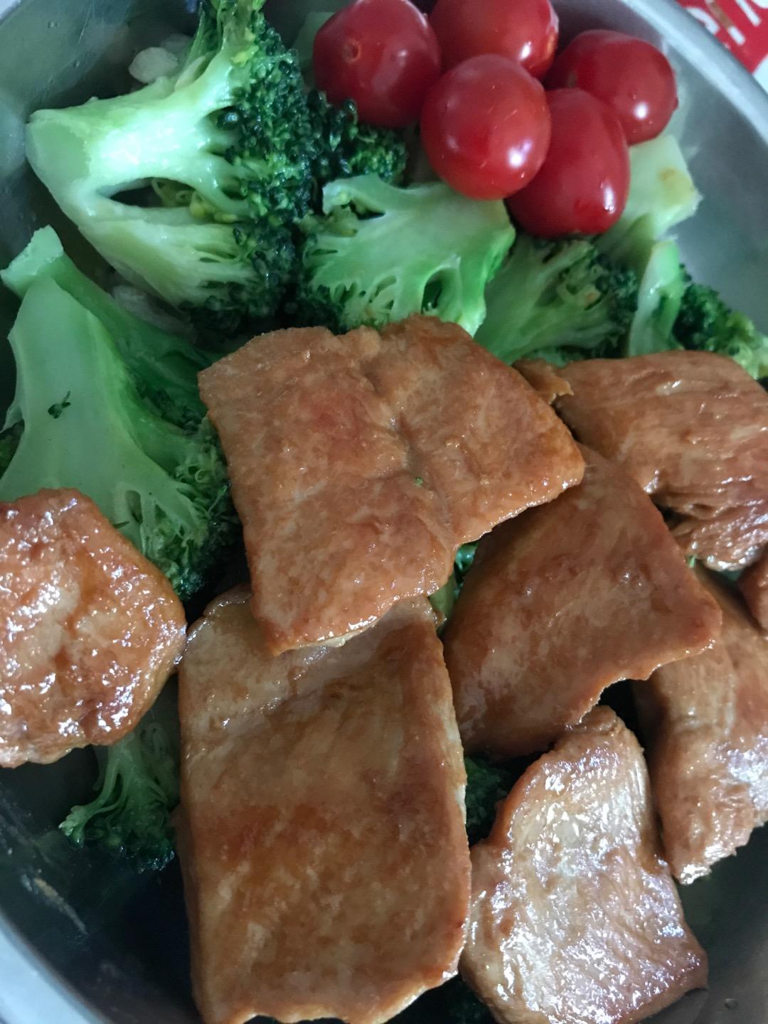 减肥食谱：香煎鸡胸+蒜蓉西兰花