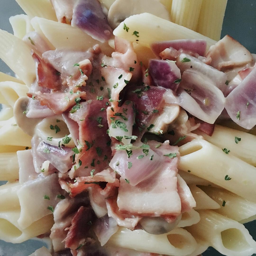 白蘑菇奶油培根意面