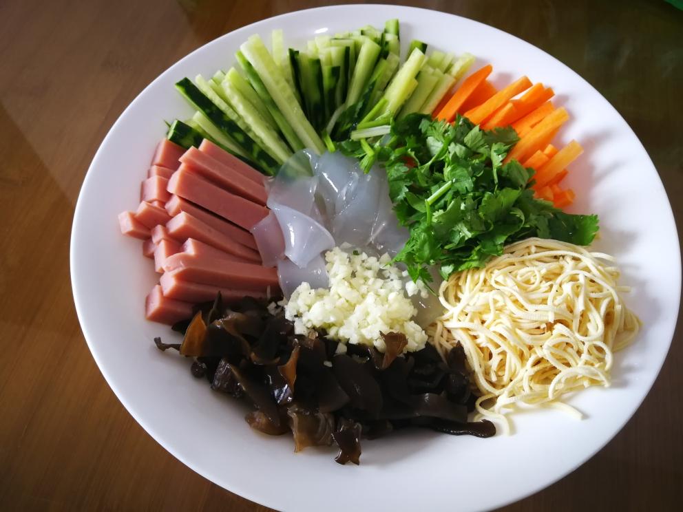 夏日凉拌菜之—五彩麻酱拉皮的做法