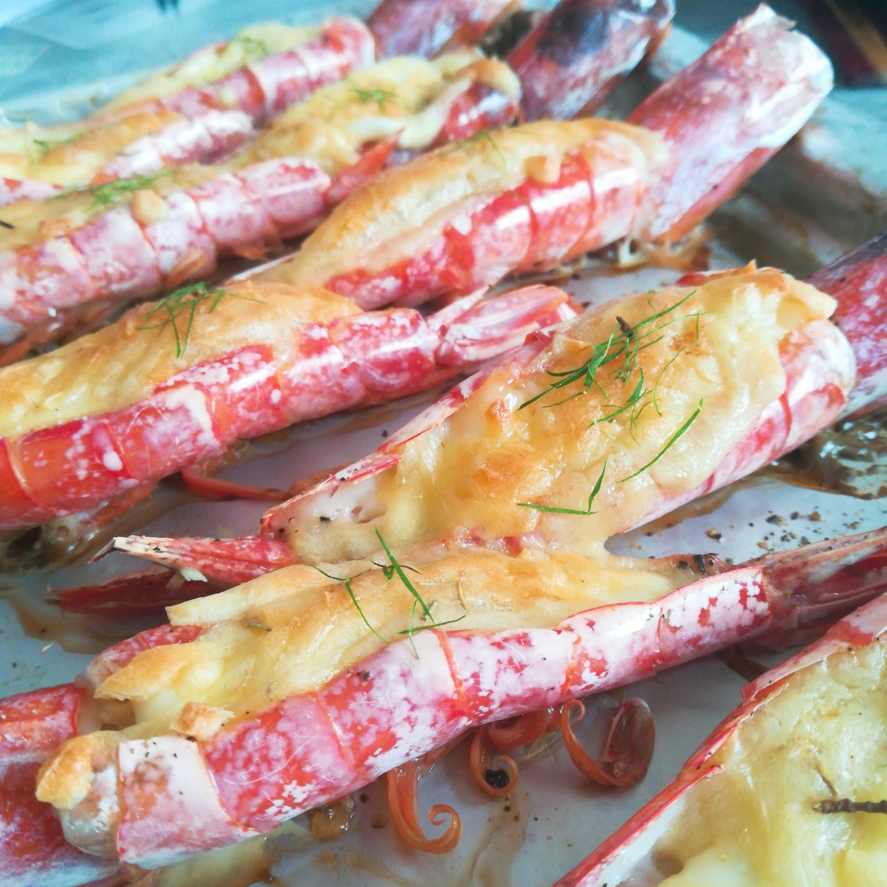 拉丝芝士焗红虾配柠檬叶的做法