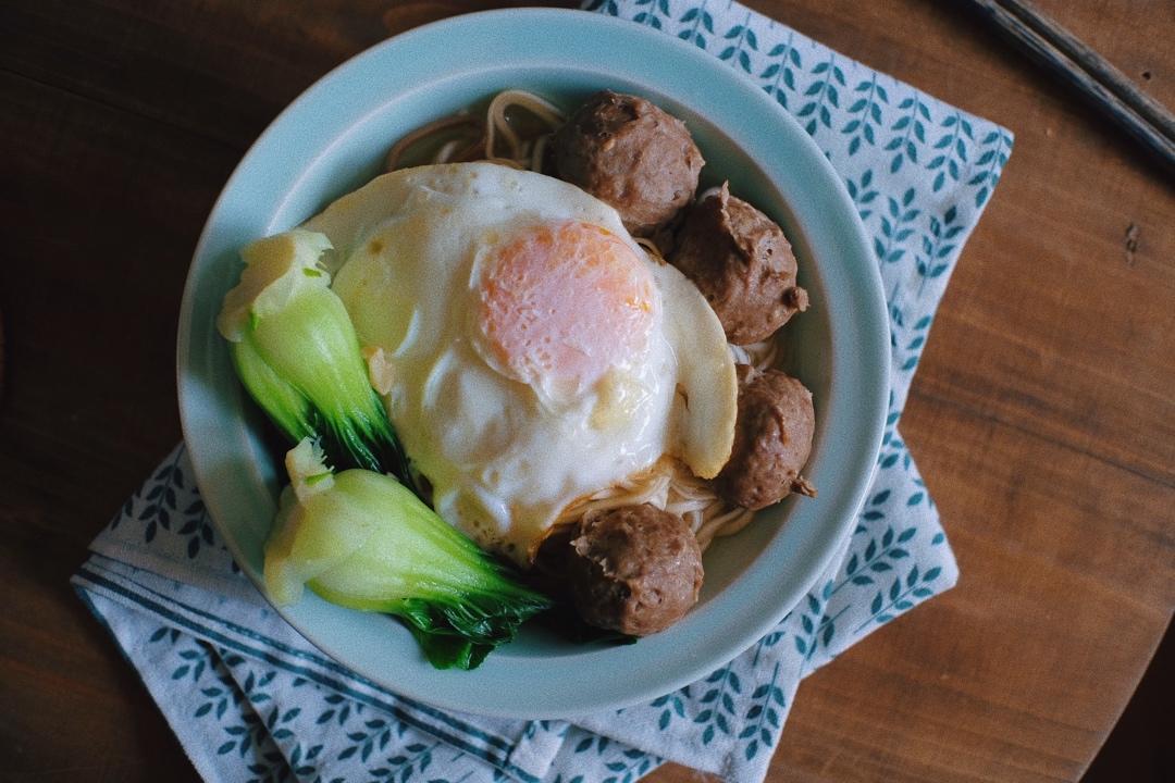 快手但又好味的牛肉牛丸拉面😛（发现还不用放油～）