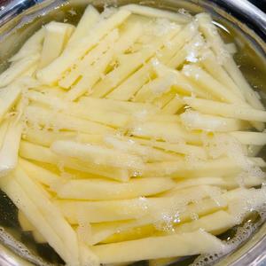 下饭菜❤️咸蛋黄焗土豆丝的做法 步骤2